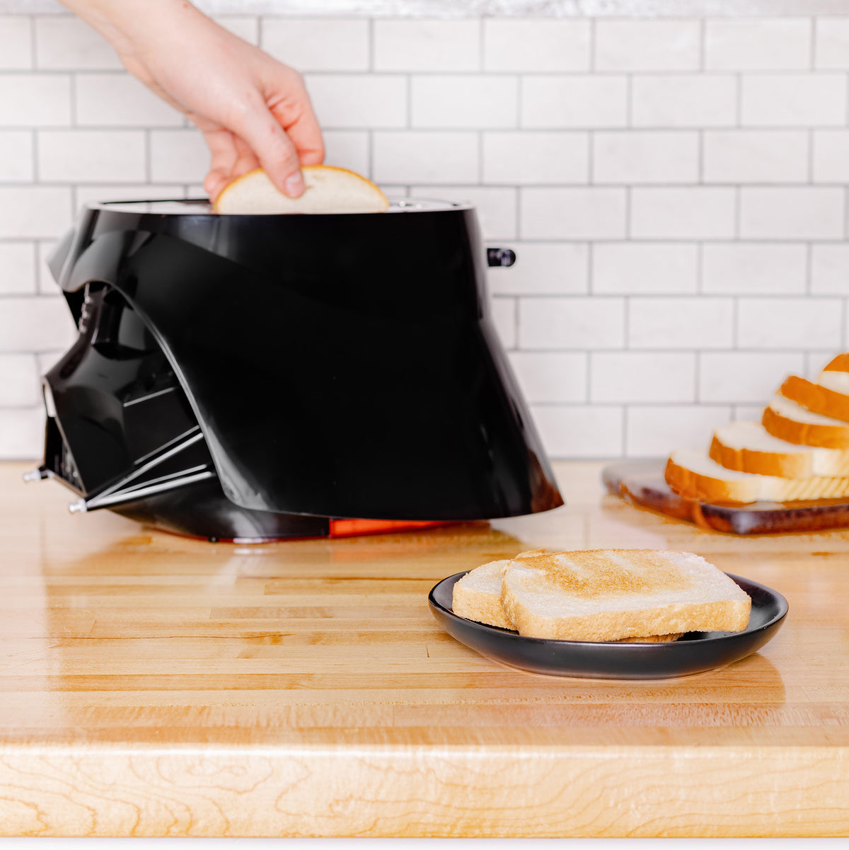 Munk magi Kollektive Star Wars Darth Vader Light Up Toaster - Uncanny Brands