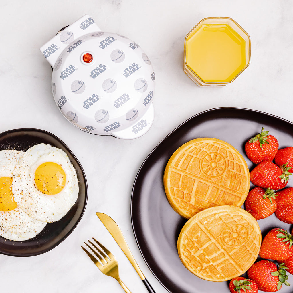 Uncanny Brands Star Wars Mini Waffle Maker Set