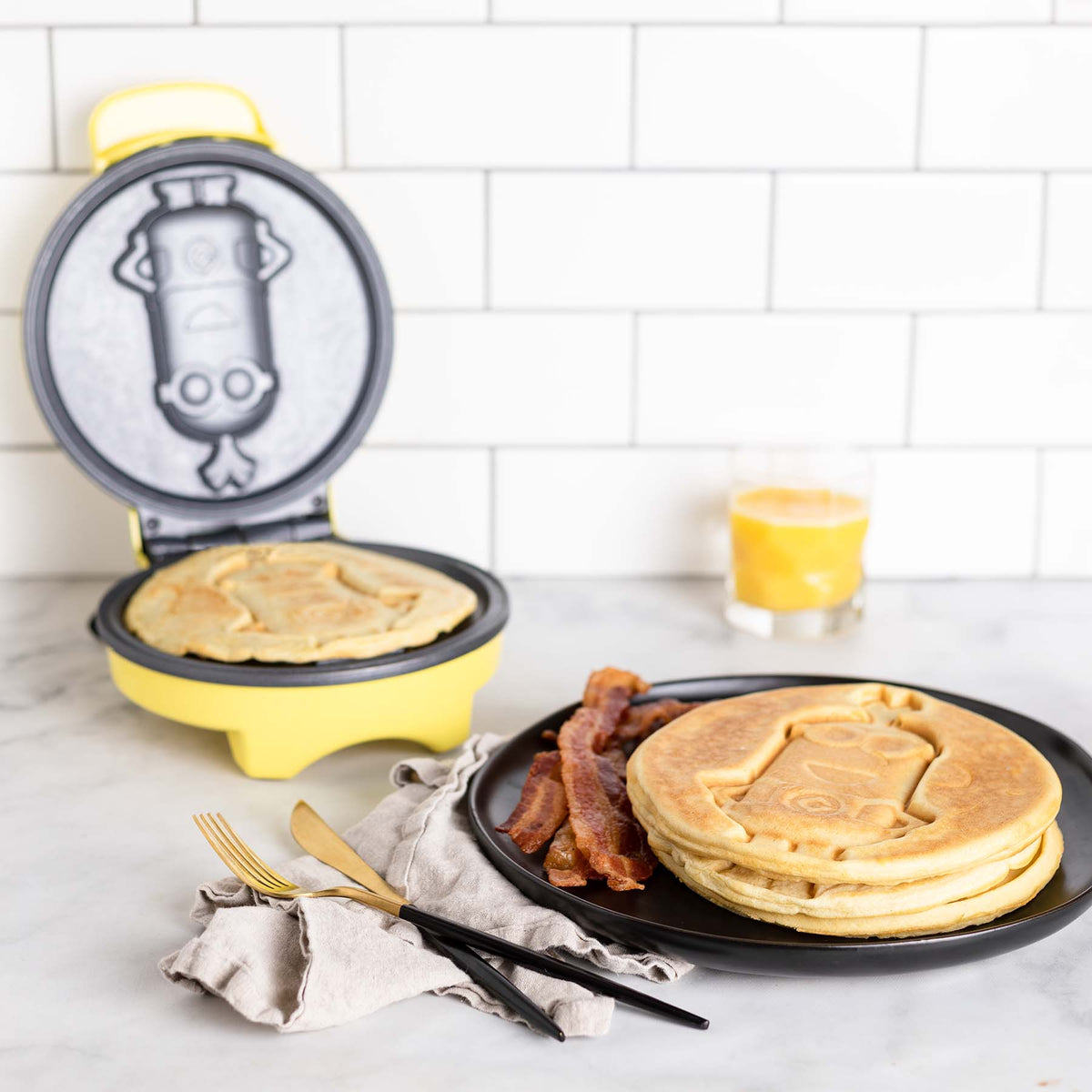 Bella Mini Waffle/pancake Maker Smiley Face 